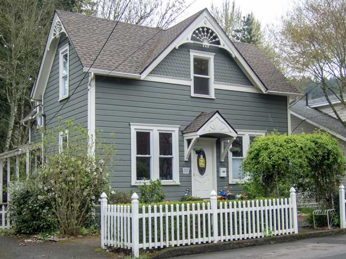 Vintage home in Bolton neighborhood of West Linn