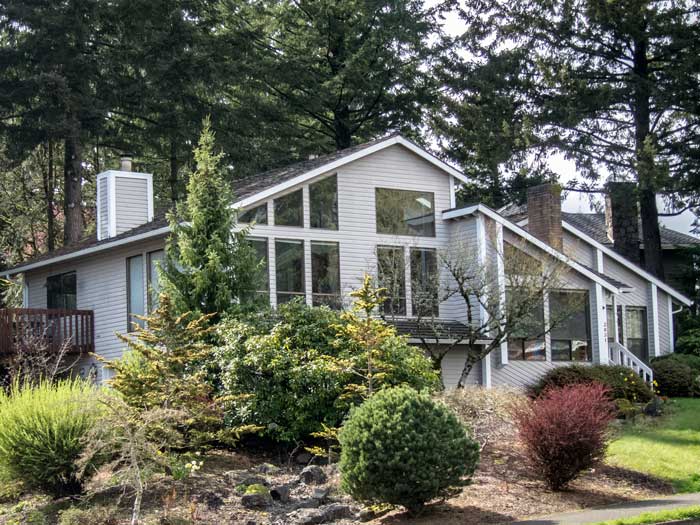 Northwest contemporary home in Hidden Springs neighborhood of West Linn